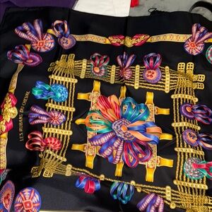 Preloved Hermes scarf pristine condition measures at 35 x 35 cones with box